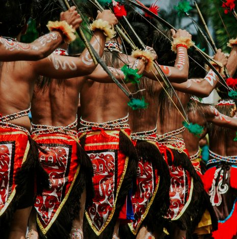papua-men-using-traditional-cloth
